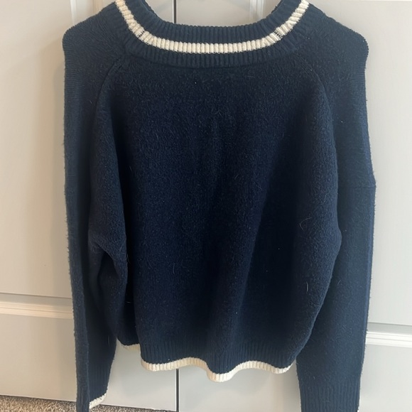 Abercrombie & Fitch V Neck Varsity sweater - Picture 4 of 4